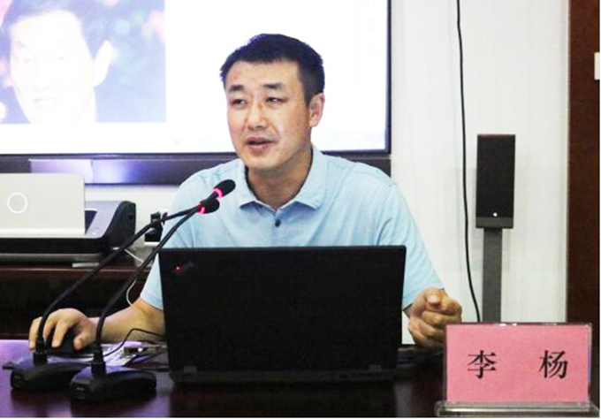 黨委委員、紀(jì)委書記、工會(huì)主席李楊對(duì)新員工進(jìn)行廉潔從業(yè)教育